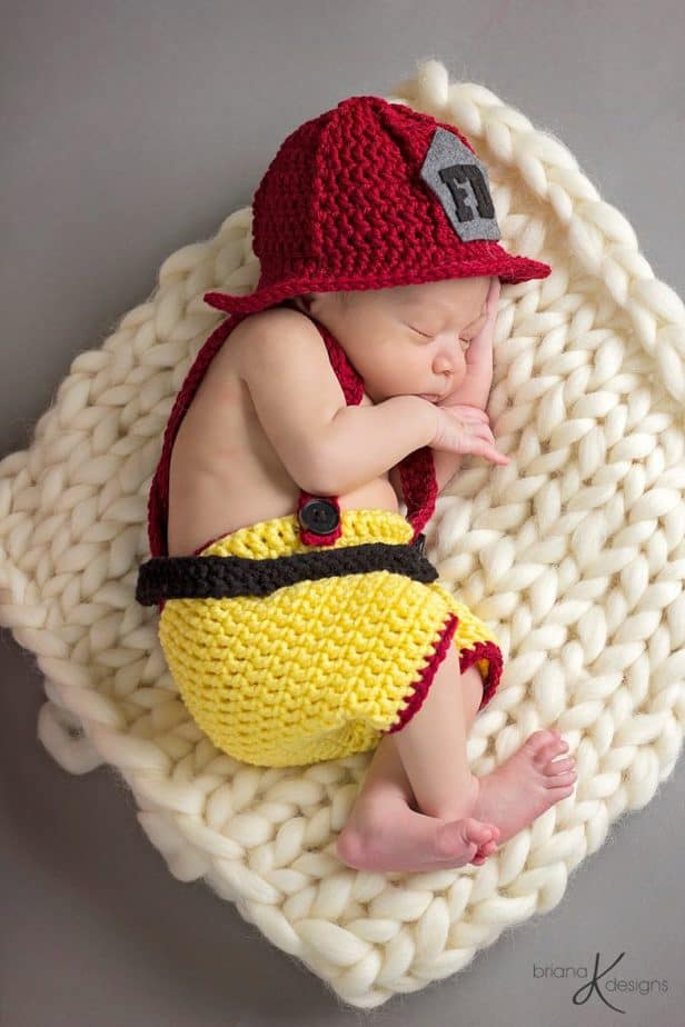 Roupa de recém-nascido de crochê de bombeiro por Briana K Designs