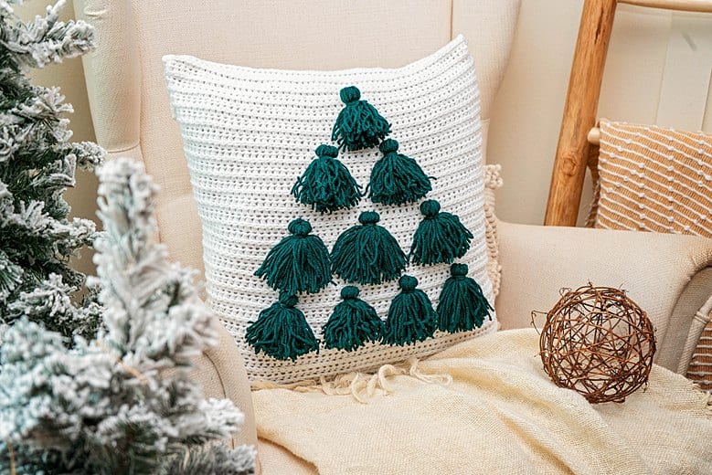 Christmas tree pillow - crochet pattern, decoration