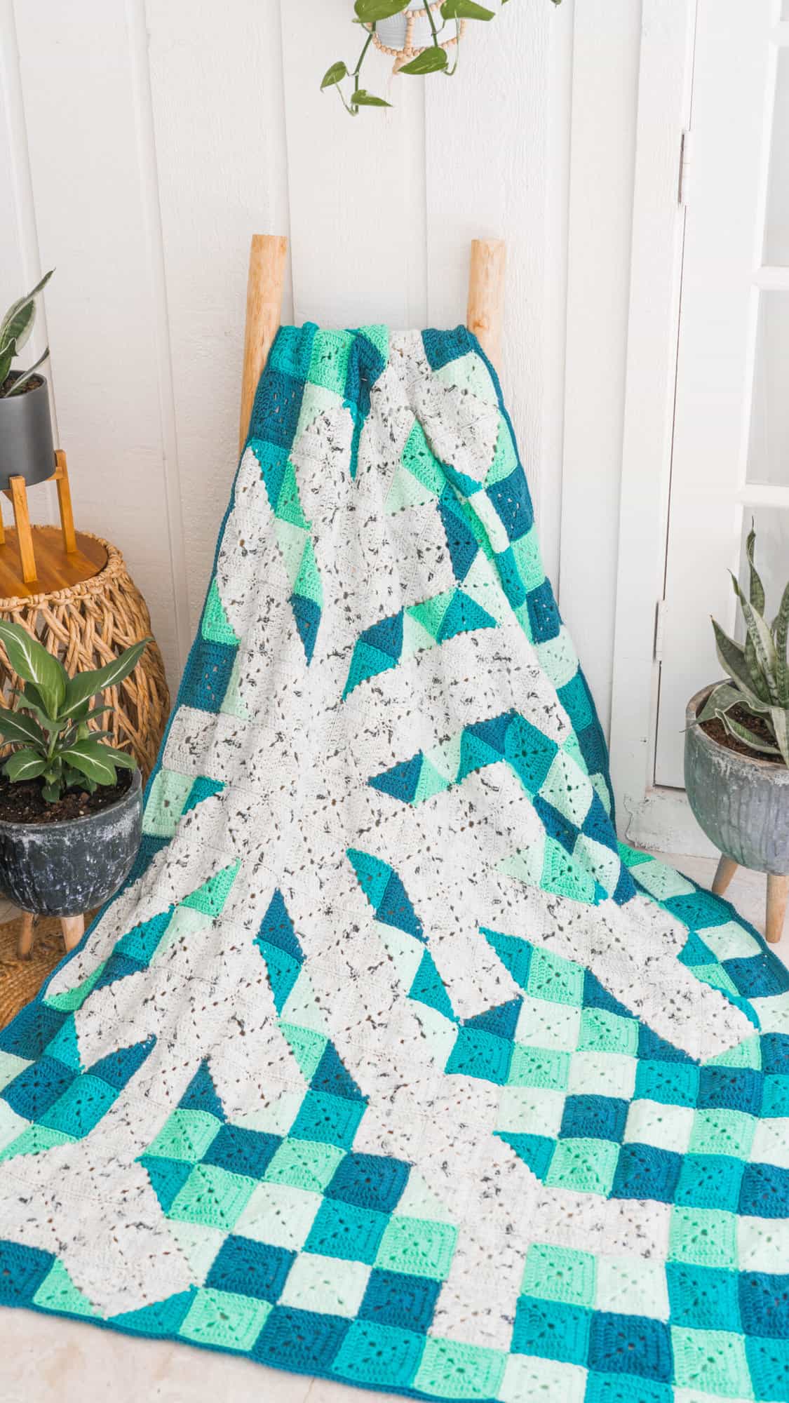 Craft An Easy Granny Square Snowflake Blanket With This Free Pattern