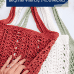 Three crocheted tote bags in red, white, and green are displayed on a flat surface, with a hand touching the red bag. Text on image advertises a beginner-friendly, 2-row repeat stitch.