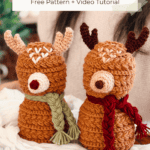 Two crocheted reindeer dolls with scarves, one green and one red, sit on a white cloth. Both have antlers and a white patch on their foreheads. Text above offers a wheat stitch crochet tutorial.